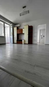 Apartament 2 camere Tractorul-statie, renovat,95000 Euro - Brasov