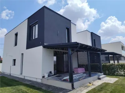 DUPLEX MODERN - ZONA CENTRALA - SEPARAT PRIN BAIE - GAZON SI SISTEM DE IRIGARE - foto 2
