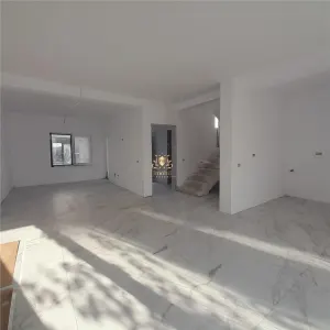 Casa spatioasa cu 4 camere  Visani la asfalt! Finalizata!! - foto 3