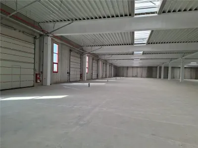 Hala 2400 mp din beton, 8 porti acces, 900 e/mp ! - foto 2