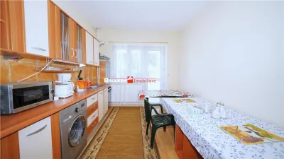 Apartament cu terasa, curte si parcare, intr-o zona linistita de case - foto 2
