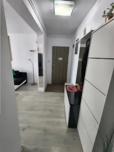 De inchiriat apartament modern la etajul 1 cu 2 camere decomandate, balcon si loc de parcare privat in Sibiu - foto 12