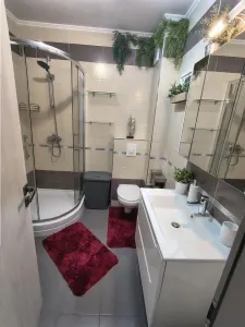 De inchiriat apartament modern la etajul 1 cu 2 camere decomandate, balcon si loc de parcare privat in Sibiu - foto 6