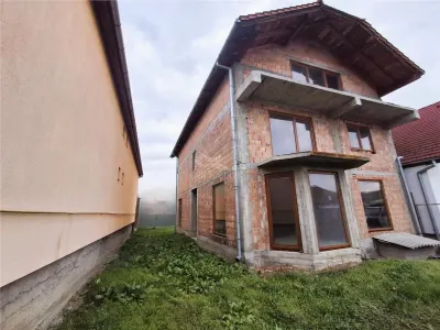 Casa individuala 5 camere 2 bai pivnita 380mp teren in Cisnadie - Cisnadie
