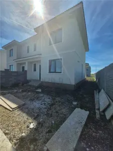 Duplex in spate la Kaufland - 3 dormitoare - bucatarie inchisa - debara - spatii generoase - Mosnita Noua