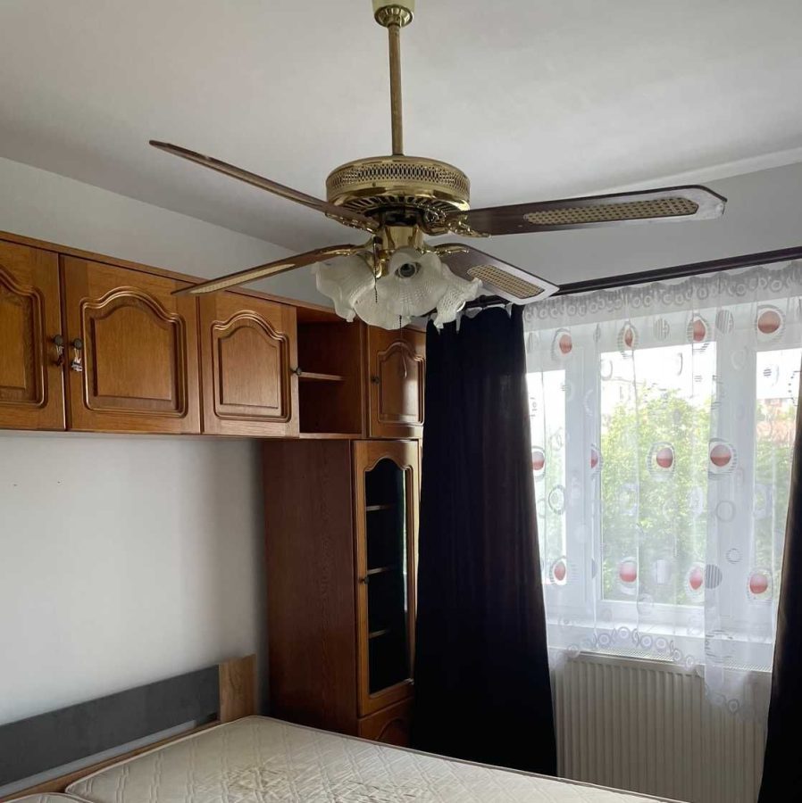 Decomandat la etajul 1 cu centrala propie - foto 2