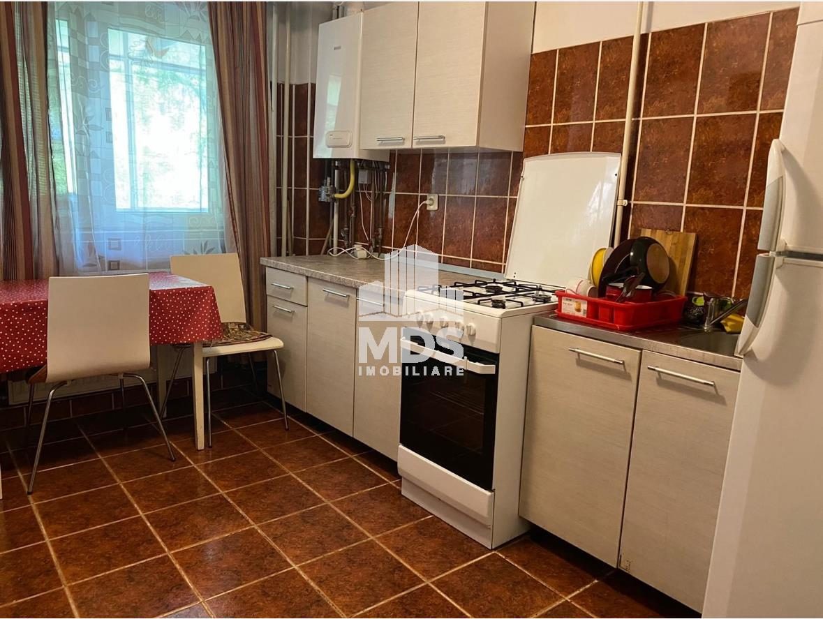 Decomandat la etajul 2 linga BRD - 